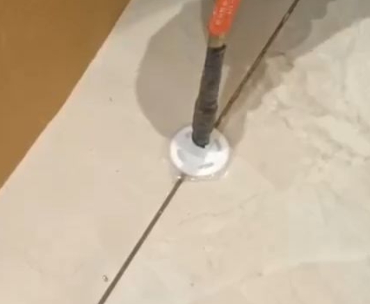 高邮瓷砖空鼓维修公司专业解答瓷砖在铺贴过程中，如果没有涂抹均匀到位的粘结材料（如水泥砂浆或瓷砖胶），可能会导致以下问题