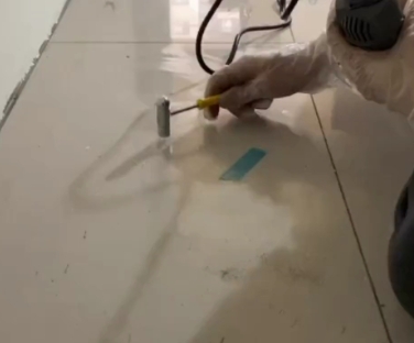 高邮瓷砖开裂维修公司专业分享瓷砖在铺贴前如果没有沥干水分，将会导致以下问题